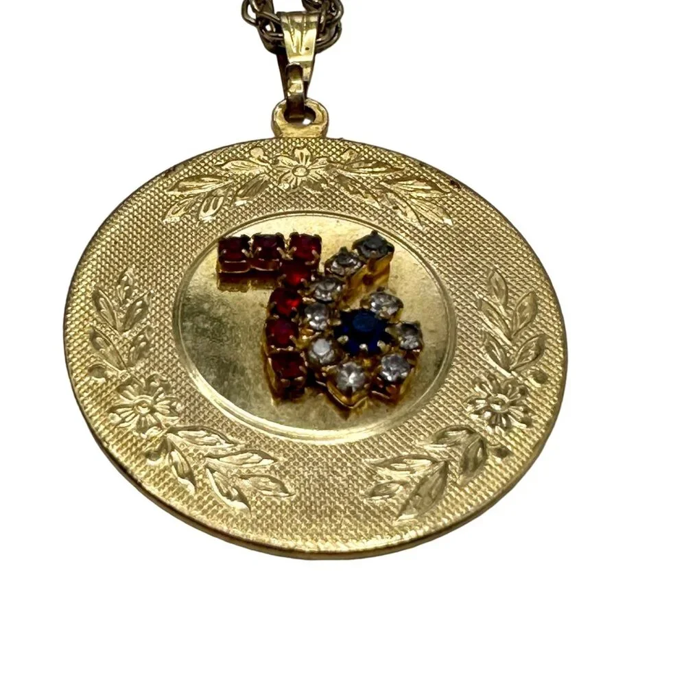 Vintage 1976 Medallion Gold Tone Red White Blue Stones 24" Chain Necklace - Picture 3 of 6